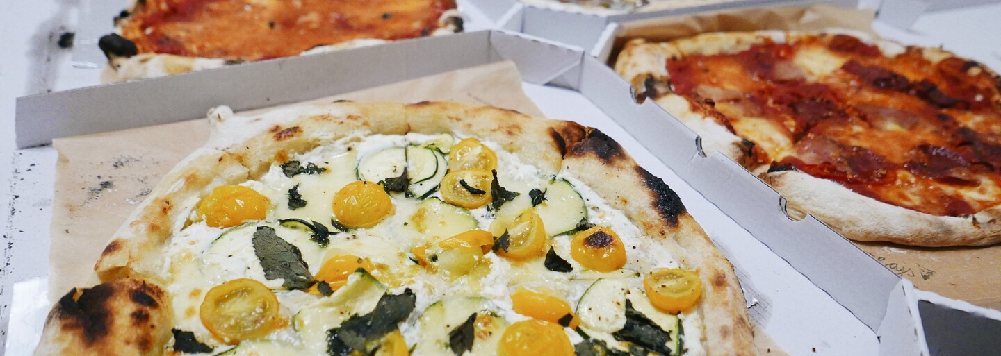 Slovenské národné jedlo je podľa nich pizza. Ochutnali sme hruškovú a mätovú z prvého kváskového pizza stánku v Bratislave