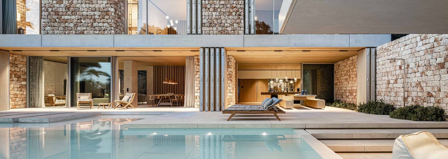 Slovenskí architekti navrhli vilu snov na ostrove Malorka. Vychutnaj si moderný dizajn a atmosféru Stredozemného mora