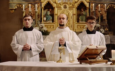 Slovenskí domobranci vygumovali synovi Milana Ondríka mozog. Dráma Nech je svetlo kritizuje naše malomeštiacke zmýšľanie Slovenskí domobranci vygumovali synovi Milana Ondríka mozog. Dráma Nech je svetlo kritizuje naše malomeštiacke zmýšľanie