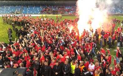 Slovenskí futbaloví chuligáni vypálili trávnik a zničili tribúnu vynoveného štadióna v Nitre Slovenskí futbaloví chuligáni vypálili trávnik a zničili tribúnu vynoveného štadióna v Nitre