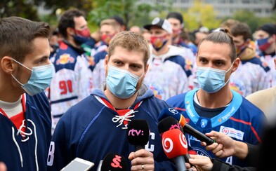 Slovenskí hokejisti protestovali pred Úradom vlády, nepáčia sa im Matovičove opatrenia proti koronavírusu Slovenskí hokejisti protestovali pred Úradom vlády, nepáčia sa im Matovičove opatrenia proti koronavírusu