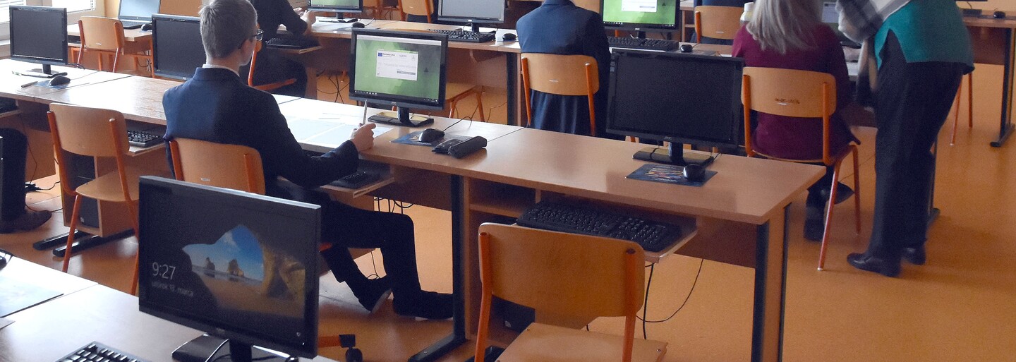 Slovenskí maturanti svoj materinský jazyk veľmi dobre neovládajú. Výsledky ukázali medziročný prepad, ale zachraňovala ich matematika