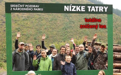 Slovenskí ochranári posielajú ironický pozdrav z obrovskej pohľadnice. Nízke Tatry sa menia na veľké rúbanisko Slovenskí ochranári posielajú ironický pozdrav z obrovskej pohľadnice. Nízke Tatry sa menia na veľké rúbanisko