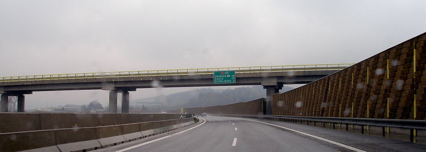 Slovenskí policajti na diaľnici D1 opäť odprevadili rodiacu mamičku až do nemocnice