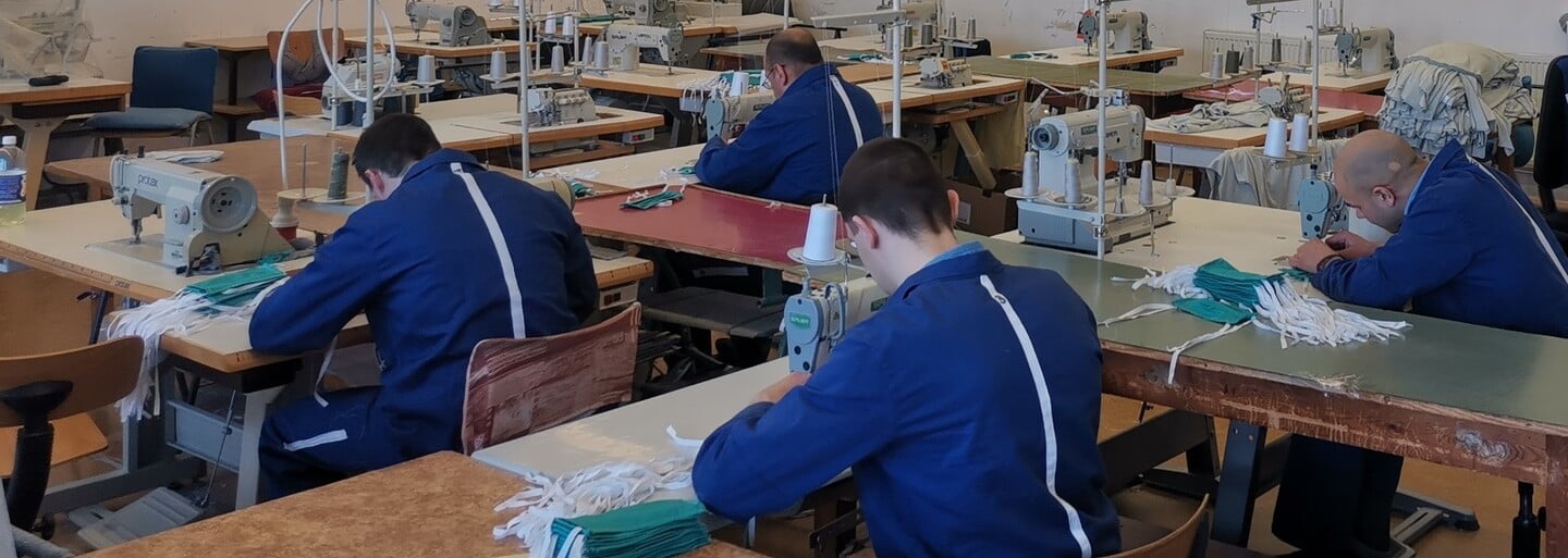 Slovenskí väzni šijú rúška. Za týždeň ich vyrobili už 12 000