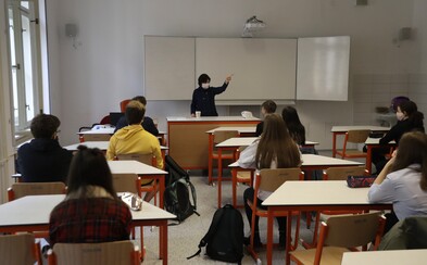 Slovensko otvára školy, vo Francúzsku experiment nevyšiel a krajina školy zatvára. Hlási z nich 70 prípadov nákazy COVID-19 Slovensko otvára školy, vo Francúzsku experiment nevyšiel a krajina školy zatvára. Hlási z nich 70 prípadov nákazy COVID-19