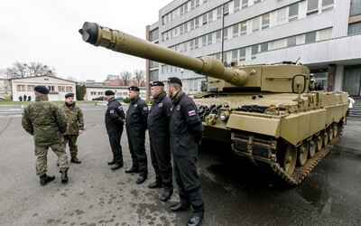 Slovensko si prevzalo prvý z 15 tankov od Nemecka. Tanky sú náhradou za bojové vozidlá darované Ukrajine