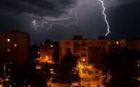 Slovensko sužujú výdatné búrky, meteorológovia vydali 2. stupeň výstrahy. Varujú tiež pred krúpami a silným vetrom