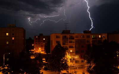 Slovensko sužujú výdatné búrky, meteorológovia vydali 2. stupeň výstrahy. Varujú tiež pred krúpami a silným vetrom