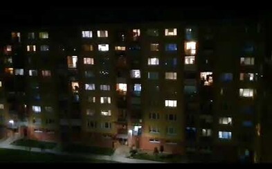 Slovensko tlieskalo zdravotníkom: Ďakujeme, kričali z balkónov Slovensko tlieskalo zdravotníkom: Ďakujeme, kričali z balkónov