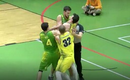 Slovenský basketbalista počas zápasu škrtil protihráča. Do konfliktu sa zapojil aj brankár futbalovej reprezentácie
