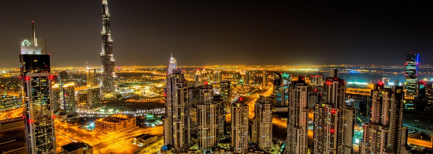 Slovenský deník si spletl Dunaj s Dubají. O Celeste Buckingham ještě stihl napsat i provokační článek o tom, jak si užívá v luxusu