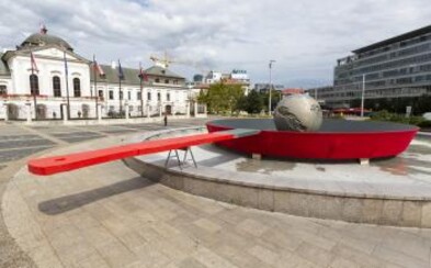 Slovenský Greenpeace upozorňuje na globálne otepľovanie inštaláciou, ktorá znázorňuje Zem smažiacu sa na panvici Slovenský Greenpeace upozorňuje na globálne otepľovanie inštaláciou, ktorá znázorňuje Zem smažiacu sa na panvici