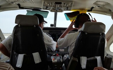 Slovenský pilot spôsobil v Kanade poriadny malér. Opitý odpadol v kokpite lietadla a skončil za mrežami Slovenský pilot spôsobil v Kanade poriadny malér. Opitý odpadol v kokpite lietadla a skončil za mrežami