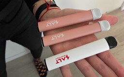 Slovenských tínedžerov pobláznila elektronická cigareta SALT. Lákavý marketing im spôsobí závislosť od nikotínu, hovorí odborník