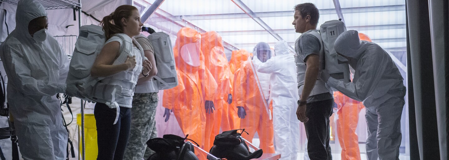 Sľubné sci-fi Arrival tesne pred premiérou odhaľuje ešte dvojicu krátkych klipov a viac ako 40 lákavých obrázkov vo vysokom rozlíšení
