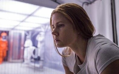 Sľubné sci-fi Arrival tesne pred premiérou odhaľuje ešte dvojicu krátkych klipov a viac ako 40 lákavých obrázkov vo vysokom rozlíšení Sľubné sci-fi Arrival tesne pred premiérou odhaľuje ešte dvojicu krátkych klipov a viac ako 40 lákavých obrázkov vo vysokom rozlíšení