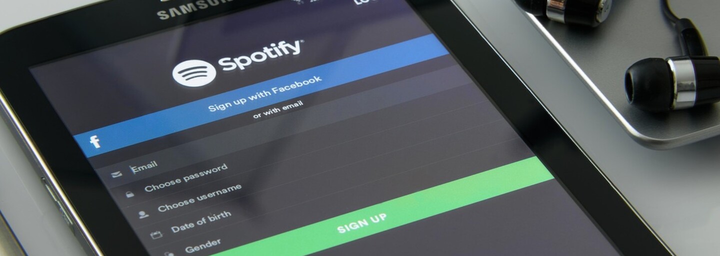 Hudebníci na protest opouštějí Spotify. Vadí jim podcast Joea Rogana, který prý šíří dezinformace