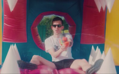Smack rozdává facky a pěsti haterům na YouTube. V novém klipu si užívá ve skákacím hradu Smack rozdává facky a pěsti haterům na YouTube. V novém klipu si užívá ve skákacím hradu
