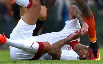 Smolný moment a odtrhnutá časť ucha. Jeremy Menez nebude na svoj debut spomínať v dobrom Smolný moment a odtrhnutá časť ucha. Jeremy Menez nebude na svoj debut spomínať v dobrom