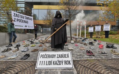 Smrtka a 111 „mrtvých“. Ekologická hnutí dnes protestovala proti uhelné elektrárně v Počeradech Smrtka a 111 „mrtvých“. Ekologická hnutí dnes protestovala proti uhelné elektrárně v Počeradech