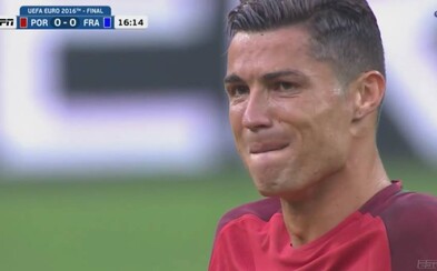 Smutný moment finále. Ronaldo napriek zraneniu túžil bojovať do konca, napokon však skončil v slzách Smutný moment finále. Ronaldo napriek zraneniu túžil bojovať do konca, napokon však skončil v slzách
