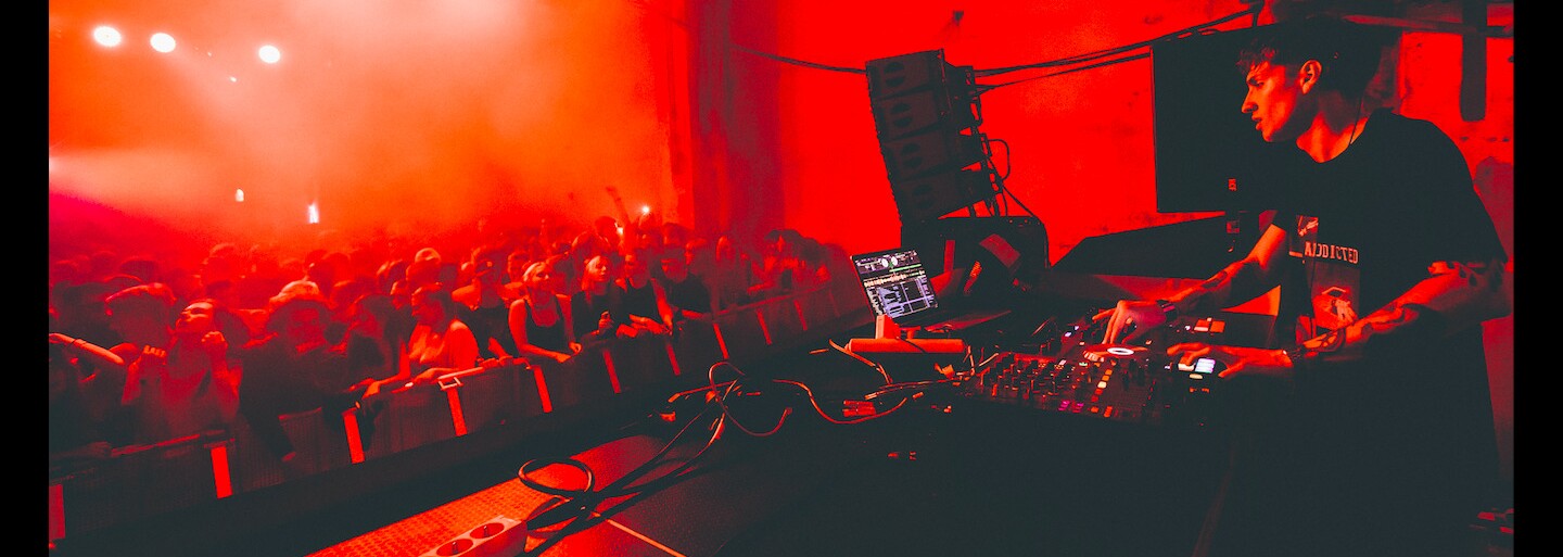 Osmý Addict byl obrovský. NobodyListen, Hugo Toxxx nebo Dalyb a více než 1 500 lidí v opuštěné výrobní hale na okraji Prahy (Fotoreport)