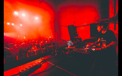 Osmý Addict byl obrovský. NobodyListen, Hugo Toxxx nebo Dalyb a více než 1 500 lidí v opuštěné výrobní hale na okraji Prahy (Fotoreport) Osmý Addict byl obrovský. NobodyListen, Hugo Toxxx nebo Dalyb a více než 1 500 lidí v opuštěné výrobní hale na okraji Prahy (Fotoreport)