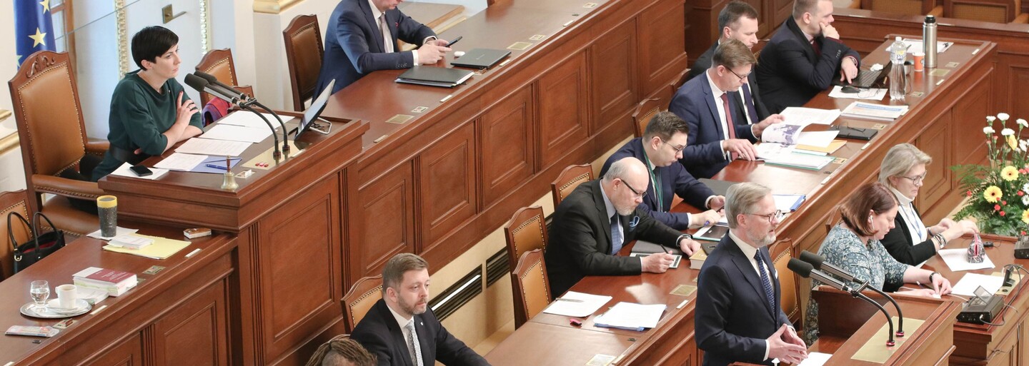 Sněmovna pokračuje ve schůzi k nedůvěře vládě, mluvit chtějí desítky poslanců a poslankyň