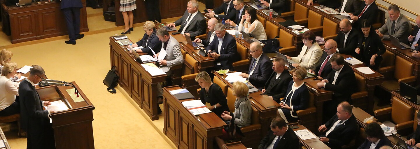 Sněmovna živě: Po třiceti hodinách poslanci schválili, že budou novelu schvalovat zrychleně (Aktualizováno)