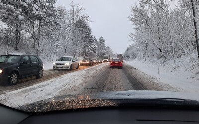 Sněžku zasáhl orkán. Sněhové přeháňky a vítr v Česku místy komplikují dopravu