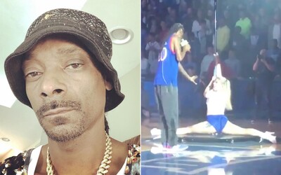 Snoop Dogg vystupoval na univerzitě, přivezl si tanečnice i zbraň na stodolarovky. Škola se musela veřejně omluvit rodičům