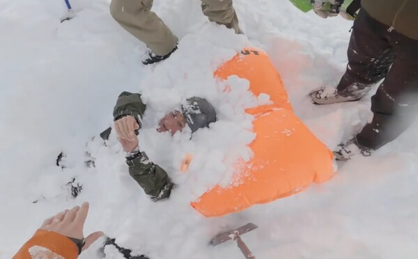 Snowboardistka zasypaná lavinou měla obrovské štěstí. Video zachycuje improvizovanou záchrannou akci ostatních lyžařů