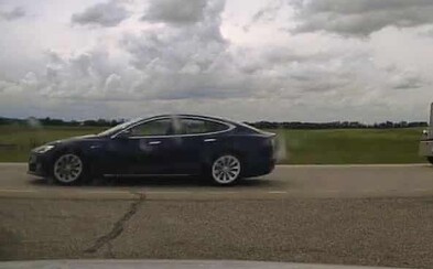 Šofér Tesly si sklopil sedadlo a spokojne spal, zatiaľ čo auto uháňalo po diaľnici rýchlosťou 150 km/h Šofér Tesly si sklopil sedadlo a spokojne spal, zatiaľ čo auto uháňalo po diaľnici rýchlosťou 150 km/h