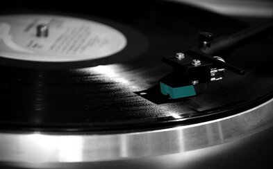 Sony začne po téměř 30 letech opět vyrábět vinyly. Velká poptávka nostalgických milovníků hudby po retro nosičích nezadržitelně roste Sony začne po téměř 30 letech opět vyrábět vinyly. Velká poptávka nostalgických milovníků hudby po retro nosičích nezadržitelně roste