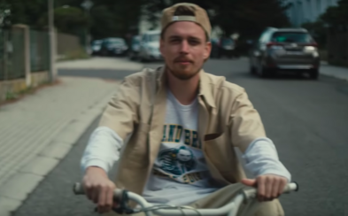 Sousedi friendly jak Flanders a pod voknama řvou skaters. Paulie Garand jezdí na kole svým hoodem Sousedi friendly jak Flanders a pod voknama řvou skaters. Paulie Garand jezdí na kole svým hoodem