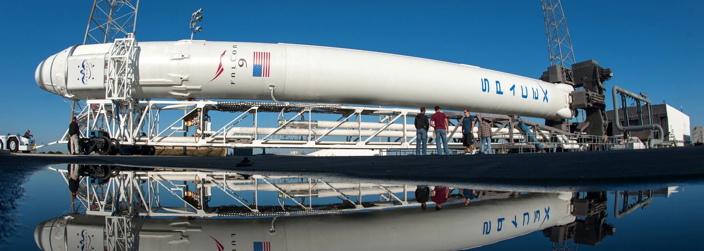 SpaceX má za sebou ďalší míľnik. Raketa Falcon 9 vyniesla japonský satelit a pristála na Zemi