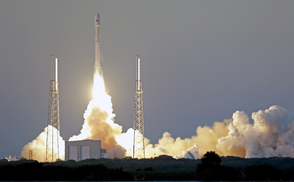 SpaceX sľubuje lety do vesmíru aj bežným ľuďom. Okolo Zeme ťa povozí už na prelome rokov 2021 a 2022