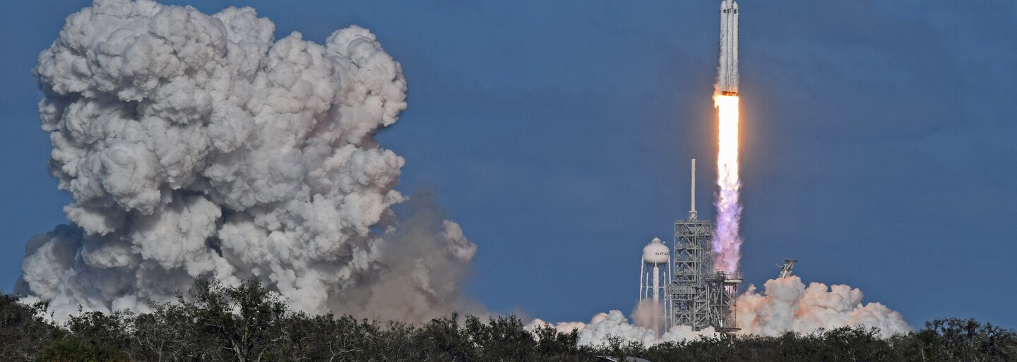 SpaceX zveřejnila, kde se aktuálně nachází jejich Starman hovící si v Roadsteru od Tesly
