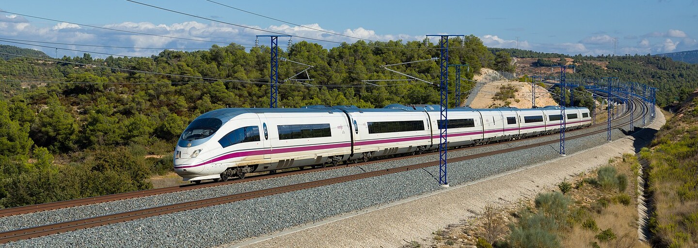 Španělští úředníci objednali nové vlaky za 6 miliard korun. Nevejdou se jim ale do tunelů