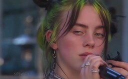 Zpěvačka Billie Eilish během koncertu vybuchla smíchy, když fanynka reagovala na text skladby