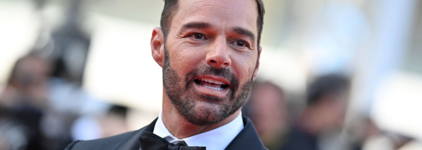 Spevák Ricky Martin čelí obvineniu, že mal sexuálny vzťah s vlastným synovcom. Za domáce násilie mu môže hroziť 50 rokov vo väzení