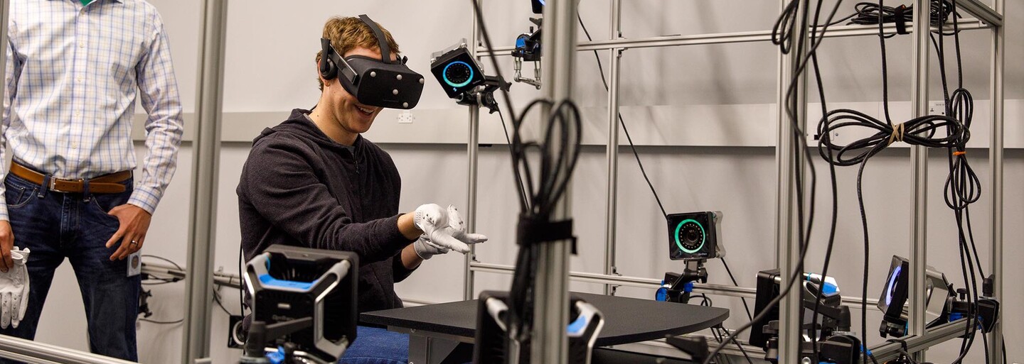 Špičkoví inžinieri aj nadčasové technológie. Ako to vyzerá na mieste, kde vzniká virtuálna a rozšírená realita?