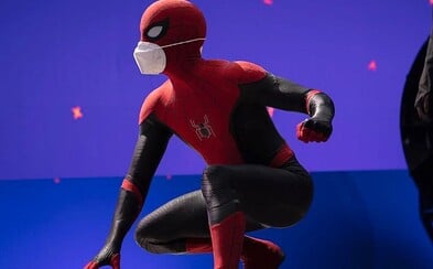 Spider-Man posílá první fotku z natáčení nového filmu. Tom Holland ti doporučuje nosit masku, on má rovnou dvě Spider-Man posílá první fotku z natáčení nového filmu. Tom Holland ti doporučuje nosit masku, on má rovnou dvě