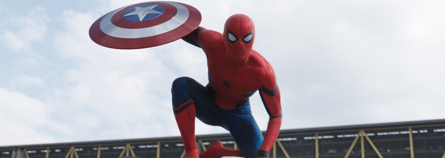 Spider-Man nám okrem selfie posiela kopu nových fotografií z nakrúcania