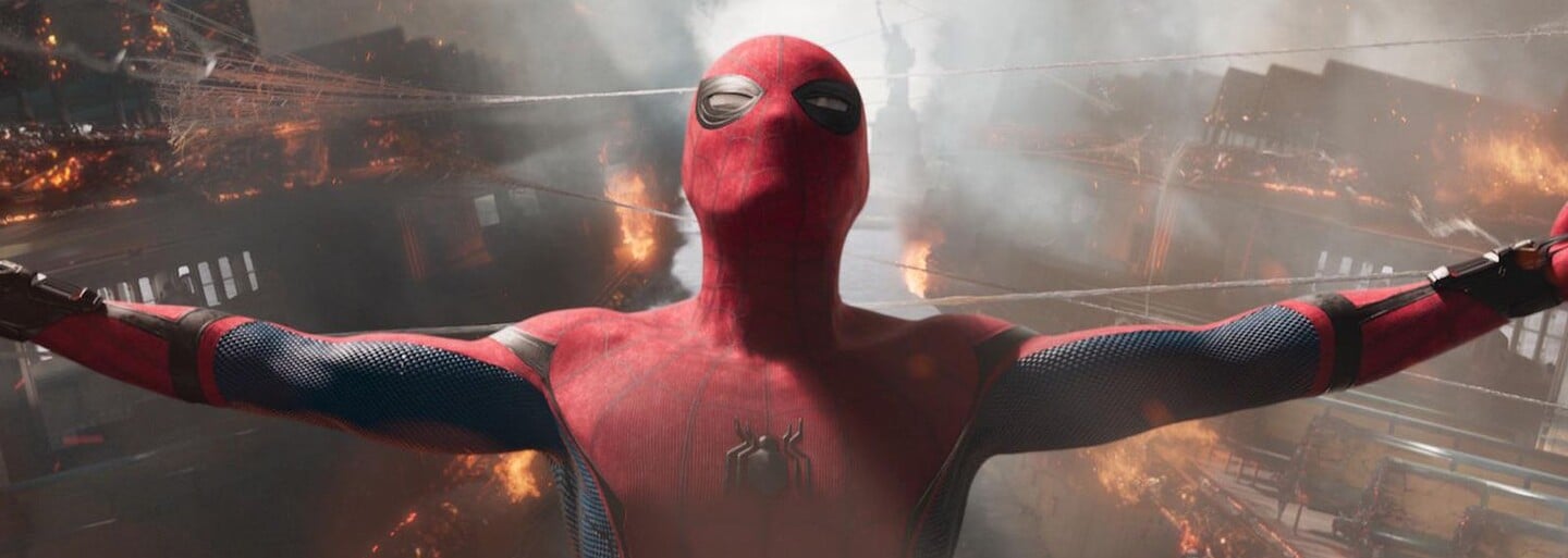Spider-Man je v Prahe! Tom Holland a Zendaya natáčali na Karlovom moste, pričom zablokovali celé ulice