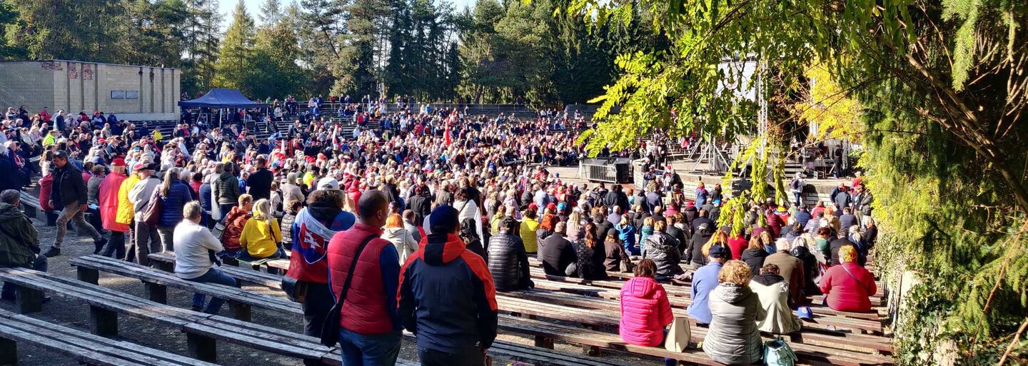 Spievajú a sú bez rúšok, policajný prezident im sľuboval prekvapenie. Na proteste v Rimavskej Sobote je približne 3 000 ľudí