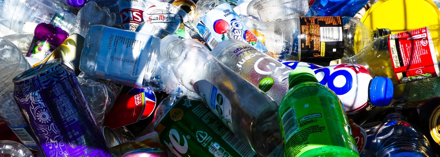 Společnosti Coca-Cola, Ikea či Skims Kim Kardashian jsou obviněny z greenwashingu