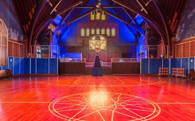 Společnost Nike proměnila kostel v Chicagu na basketbalové hřiště Společnost Nike proměnila kostel v Chicagu na basketbalové hřiště