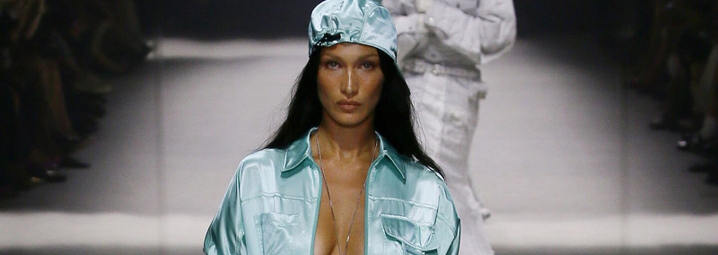 Spolupráca s Marcom Jacobsom a s Tiffany & Co. aj Bella Hadid na móle. Sleduj veľkolepú prehliadku kolekcie Resort 2023 od Fendi